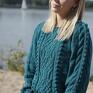 Sweter wykonany ręcznie na drutach z doskonałej jakości włóczki w kolorze morskiej zieleni. Swetry luksusowy