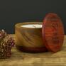świeczniki: Personalizowana świeca sojowa w drewnie - elegancka pomysł na prezent