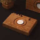 Świecznik dębowy w kształcie aparatu