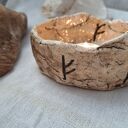 Ceramiczna misa rytualna i kadzielnica z runą dobrobytu Fehu