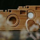 Świecznik dębowy w kształcie aparatu