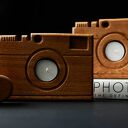 Świecznik dębowy w kształcie aparatu