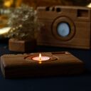 Świecznik dębowy w kształcie aparatu