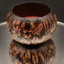 Drewniany świecznik tealight z motywem kwiatów i łąki - ręczna pirografia