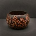 Drewniany świecznik tealight z motywem kwiatów i łąki - ręczna pirografia