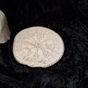 Kompas Wikinga Vegvísir z Valknutem i runami Futhark - ceramiczna podstawka
