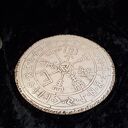 Kompas Wikinga Vegvísir z Valknutem i runami Futhark - ceramiczna podstawka