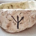 Ceramiczna misa rytualna - kadzielnica z runą Algiz