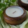 świeczniki: Świeca sojowa zapachowa w drewnianym pojemniku - wegańska i zero elegancka dodatki