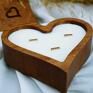 Poznaj jedyną w swoim rodzaju świecę w kształcie serca w drewnie mahoniowym. Zakochanych