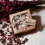 świeczniki: Walentynkowy zestaw prezentowy ze świecą sojową - handmade zawieszka zapachowa