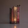 Świecznik witrażowy, wykonany metodą Tiffanego z amerykańskiego szkła spectrum. Wysokość 17cm, szerokość 9cm. Witraż