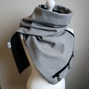 Szal wełniany szary z czarną skórą - krokodyl