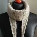 Beżowy szalik na drutach