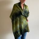 Ręcznie barwiony szal z wełny jagnięcej w odcieniach lasu