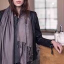 Duży wiskozowy szal z frędzlami Grafit Szarość