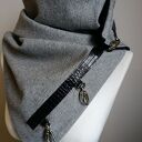 Szal wełniany szary z czarną skórą - krokodyl