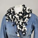 pom - pon scarf czarno-biały
