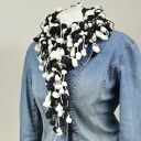 pom-pon scarf - czarno-biały