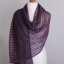 Ażurowy szal z cekinami