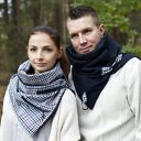 Ciepły granatowy szal z niebieskimi pętelkami