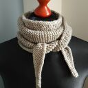 Beżowy szalik na drutach