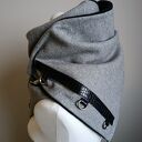 Szal wełniany szary z czarną skórą - krokodyl