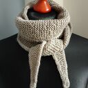 Beżowy szalik na drutach
