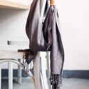 Duży wiskozowy szal z frędzlami Grafit Szarość