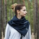 Granatowy połyskujący szal z naturalną skórą