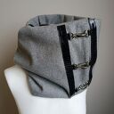 Szal wełniany szary z czarną skórą - krokodyl