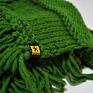 Zielony szal, wykonany ręcznie, z miękkiej włóczki akrylowej w pięknym kolorze zielonej trawy:) z frędzlami. Wymiary: jesienny