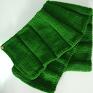 Duży szal wykonany ręcznie z miękkiej włóczki akrylowej w zielonym - trawiastym kolorze Pasuje do trawiastych czapek - uniwersalny