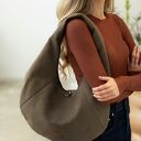 Torba HOBO OVAL w kolorze taupe z nubuku tapicerskiego - na ramię, ręcznie robiona i wegańska