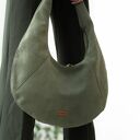 Torba Hobo Oval w kolorze oliwki - nubuk tapicerski (na ramię)