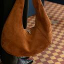 Torba HOBO OVAL w kolorze rudego brązu z nubuku tapicerskiego