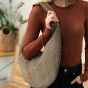 Torba HOBO OVAL w kolorze taupe z nubuku tapicerskiego - na ramię, ręcznie robiona i wegańska