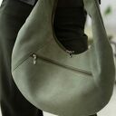 Torba Hobo Oval w kolorze oliwki - nubuk tapicerski (na ramię)