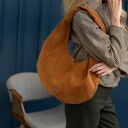 Torba HOBO OVAL w kolorze rudego brązu z nubuku tapicerskiego