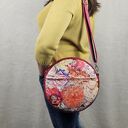 Kwiatowa okrągła torebka handmade - lekka torba crossbody na ramię
