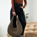 Torba HOBO OVAL w kolorze taupe z nubuku tapicerskiego - na ramię, ręcznie robiona i wegańska