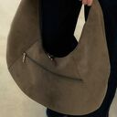 Torba HOBO OVAL w kolorze taupe z nubuku tapicerskiego - na ramię, ręcznie robiona i wegańska