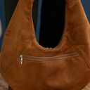 Torba HOBO OVAL w kolorze rudego brązu z nubuku tapicerskiego