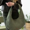 Torba Hobo Oval w kolorze oliwki - nubuk tapicerski (na ramię)