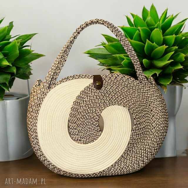 Damska torebka beżowym kolorze. Torebka Boho