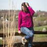Różowy sweterek w stylu OVERSIZE to doskonała alternatywa dla Pań, które uwielbiają luźne bluzy i wygodne wdzianka. Bawełna