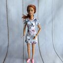 Kolorowa sukienka dla lalki Barbie z dresówki