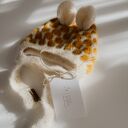 Ręcznie robiona czapeczka niemowlęca Honey Bear z alpaki i jedwabiu