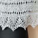 Biała pelerynka - klasyczny dodatek do komunijnego stroju