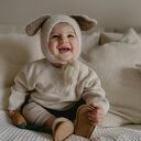 Ręcznie robiona czapeczka niemowlęca Happy Bunny z króliczymi uszkami
